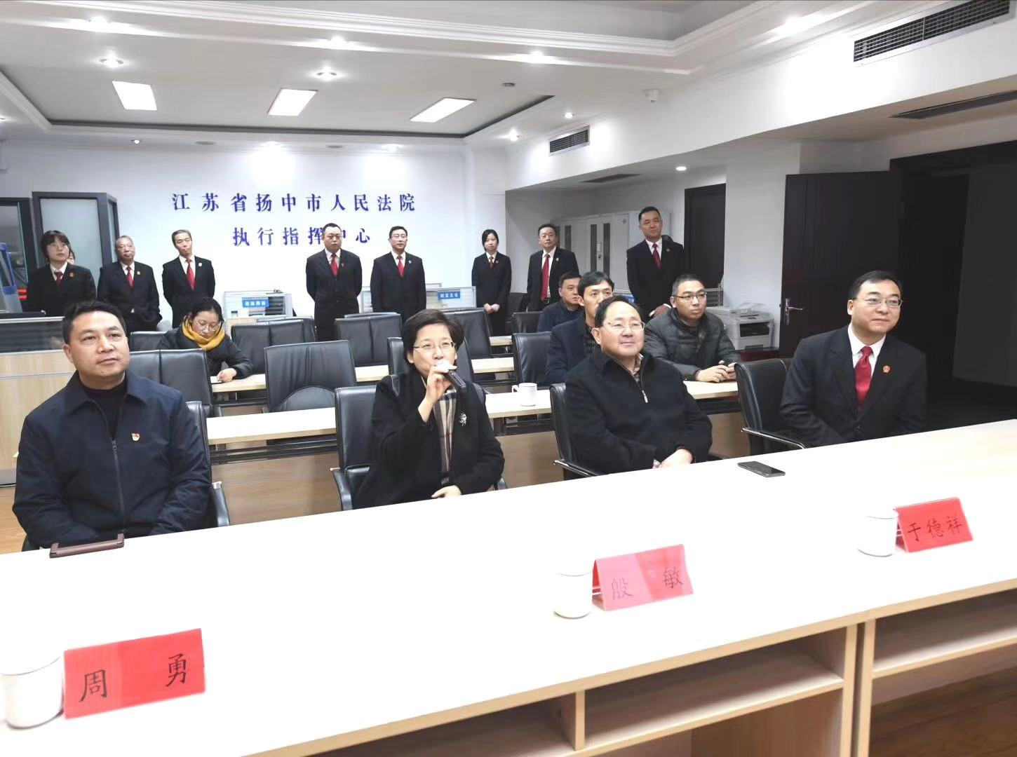 市委书记殷敏慰问我院干警.jpg