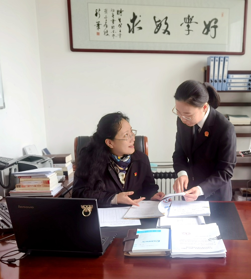 【吴茜与年轻干警交流审判经验.jpg