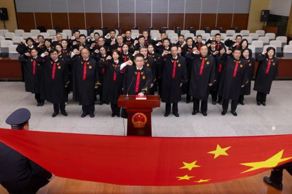 国家宪法日 | 镇江中院举行2025年宪法宣誓仪式