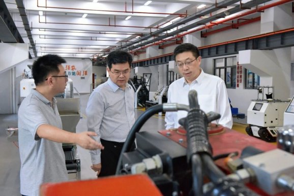 镇江中院与江苏大学接续开展合作共建